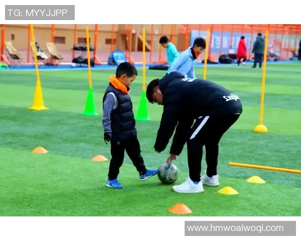 足球小师傅带你领略绿茵场上的技巧与激情，助你成为球场上的明星